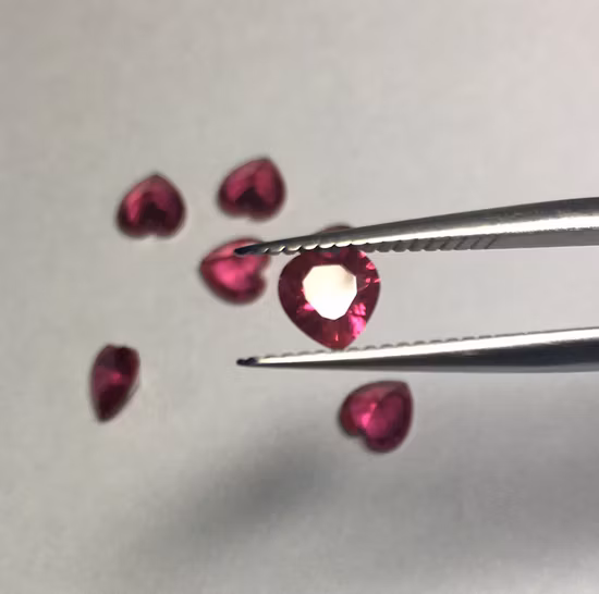 5 # Red Heart Shape Lab criou gemas de rubi corindo para fazer joias